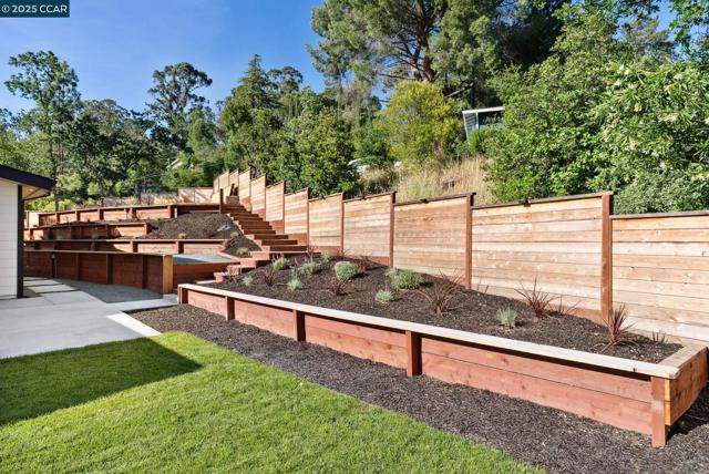 17 Julianne Ct, Walnut Creek CA: https://media.crmls.org/mediaz/0b5b267e-4bc8-4853-bce2-6f6d7493fd72.jpg