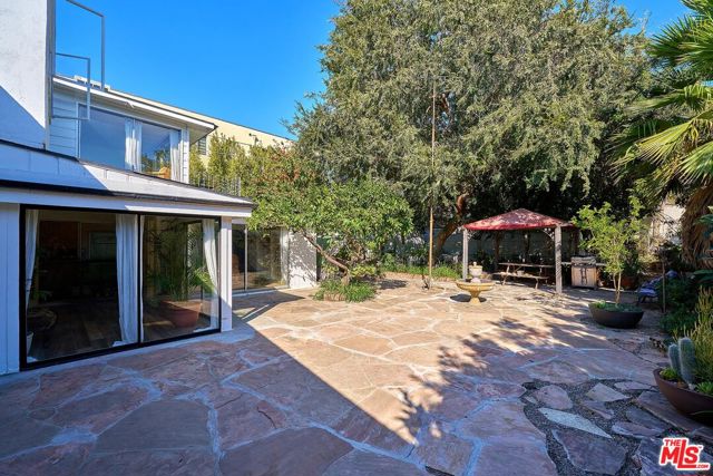 728 S Windsor Boulevard, Los Angeles CA: https://media.crmls.org/mediaz/0b5c2c26-3a16-4f3a-9dad-74c226406e26.jpg