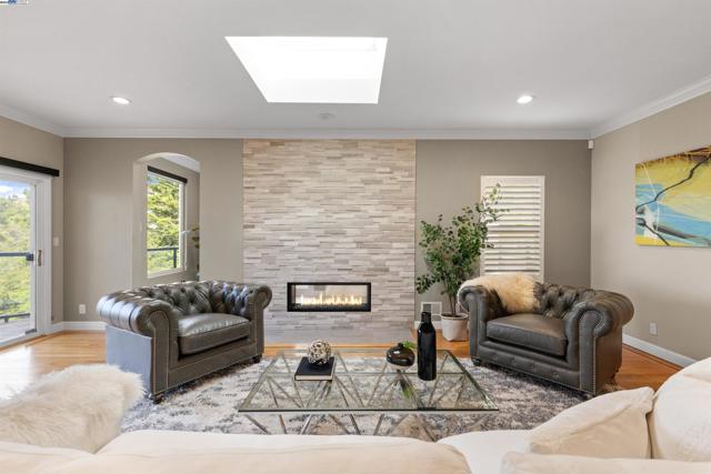 674 Corona Dr, Pacifica CA: https://media.crmls.org/mediaz/0b5ca9bf-689d-453d-aaf1-92abacbeae0c.jpg