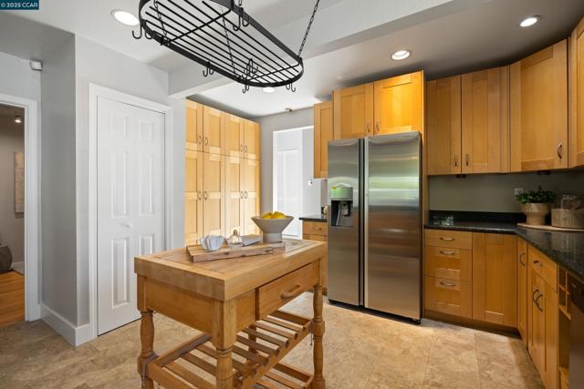 6417 Sunnymere Ave, Oakland CA: https://media.crmls.org/mediaz/0b5dbad1-29bb-4420-8883-c8f0843ee628.jpg