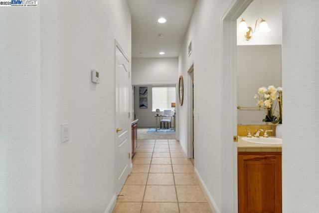 1123 Burghley Ln, Brentwood CA: https://media.crmls.org/mediaz/0b5e743a-d7c4-44a3-b0af-b6de6597339d.jpg
