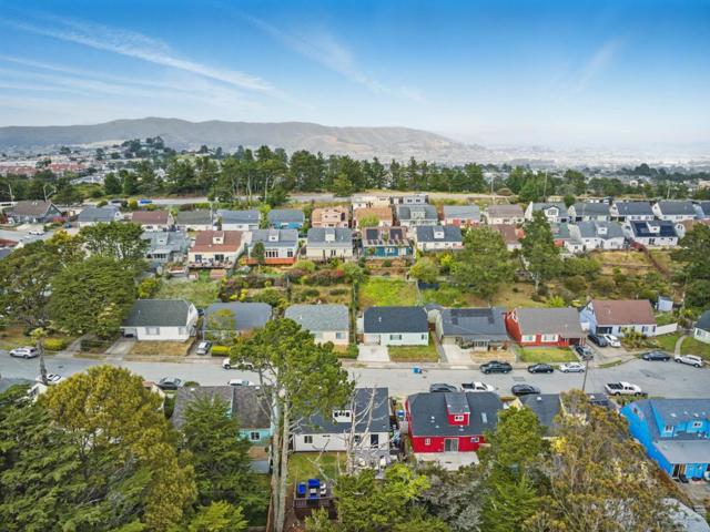 640 Heather Court, Pacifica CA: https://media.crmls.org/mediaz/0b5f3212-5fed-43f5-9449-6b3ab98fc493.jpg