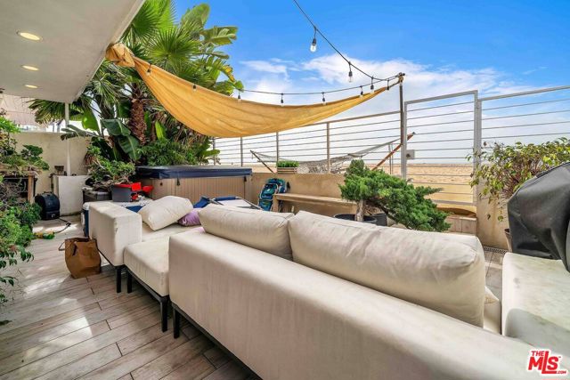 6955 Trolleyway, Playa del Rey CA: https://media.crmls.org/mediaz/0b5f73de-8d58-4923-8a0c-8d9badeadc92.jpg