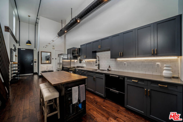 4115 Glencoe Avenue, Marina del Rey CA: https://media.crmls.org/mediaz/0b5fd058-f2a3-4e1c-ba5a-754608fbaf6a.jpg