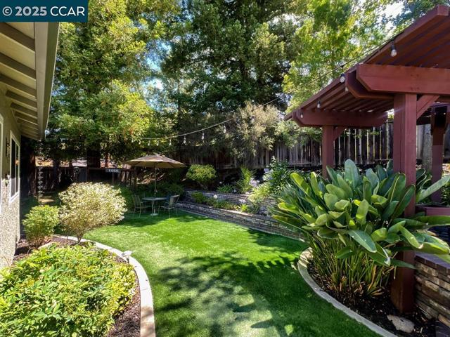 14 Mt Eden Pl, Clayton CA: https://media.crmls.org/mediaz/0b604c4c-d903-48f9-b5fa-c46b394f8551.jpg