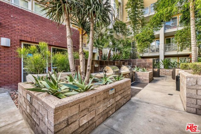 21301 Erwin Street, Woodland Hills, California 91367, 2 Bedrooms Bedrooms, ,2 BathroomsBathrooms,Condominium,For Sale,Erwin,24427491