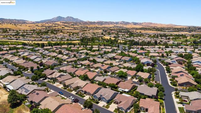 551 Quindell Way, Brentwood CA: https://media.crmls.org/mediaz/0b60a0aa-d2f1-40d7-aadc-33881fb5df86.jpg