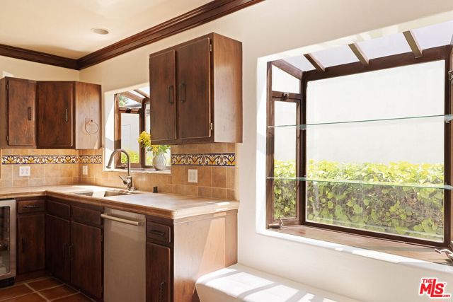 112 N Valley Street, Burbank CA: https://media.crmls.org/mediaz/0b60ae64-5432-451b-9dd4-997e65edd1dc.jpg