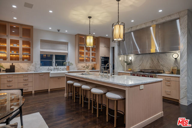 706 N Crescent Drive, Beverly Hills CA: https://media.crmls.org/mediaz/0b61328d-7d0d-482a-a4ac-1d4bd508c181.jpg