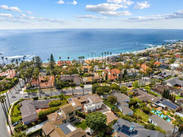 6423 Avenida Cresta, La Jolla CA: https://media.crmls.org/mediaz/0b6231ea-0407-460f-ab80-a51bc8016975.jpg