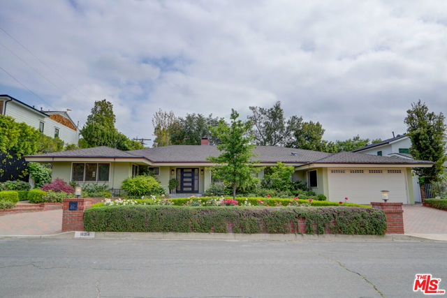 16314 Meadowridge Road, Encino CA: https://media.crmls.org/mediaz/0b62c5ee-b753-4180-9fee-c2d0723cc647.jpg
