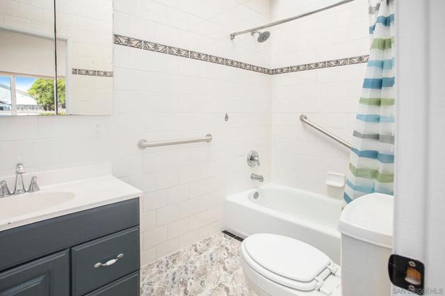 634 Spruce Ave, Imperial Beach CA: https://media.crmls.org/mediaz/0b64547d-e946-4c8c-aab2-9a7a133690c7.jpg