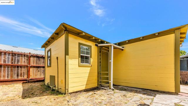 528 LA PRENDA DRIVE, Oakland CA: https://media.crmls.org/mediaz/0b646217-884c-41a4-9044-a4275fe94424.jpg