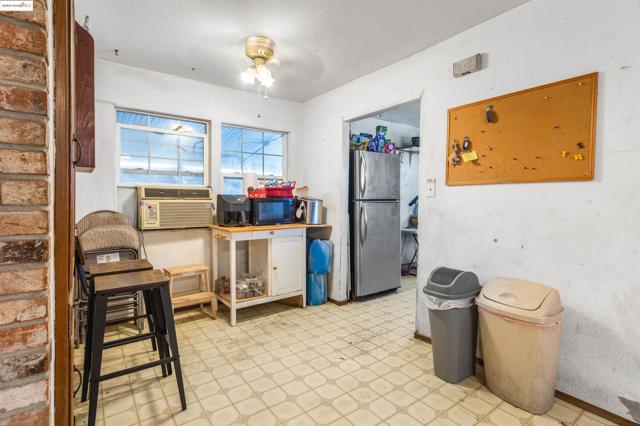 832 W 11Th St, Antioch CA: https://media.crmls.org/mediaz/0b649a8a-6f0e-40eb-ad18-c658cbae28a7.jpg
