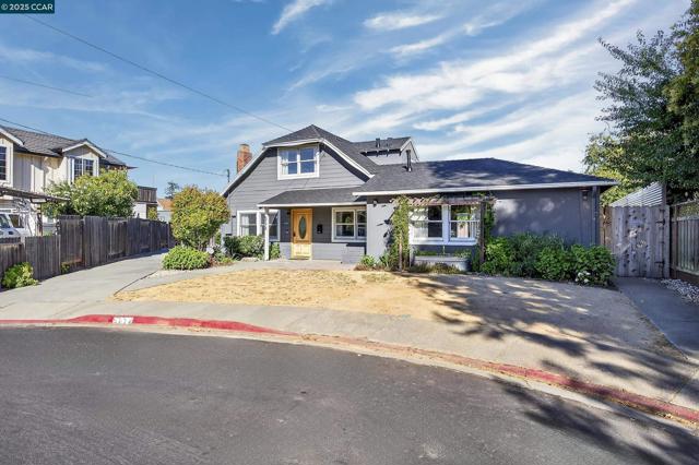 5774 Friar Ct, El Sobrante CA: https://media.crmls.org/mediaz/0b64c59d-c7ee-4c3b-921e-d5952d48e4e9.jpg