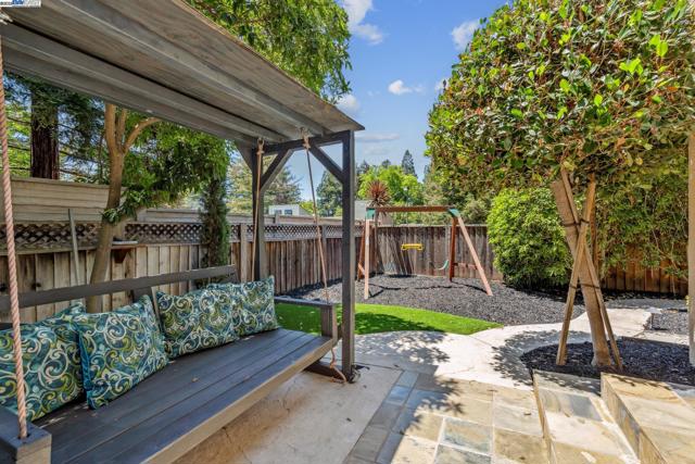 418 Golf Ct, Walnut Creek CA: https://media.crmls.org/mediaz/0b6662a4-0432-4d70-b785-410d21554794.jpg