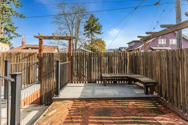 5150 Coronado Avenue, Oakland CA: https://media.crmls.org/mediaz/0b67655d-ac24-413e-a453-12936af7d987.jpg