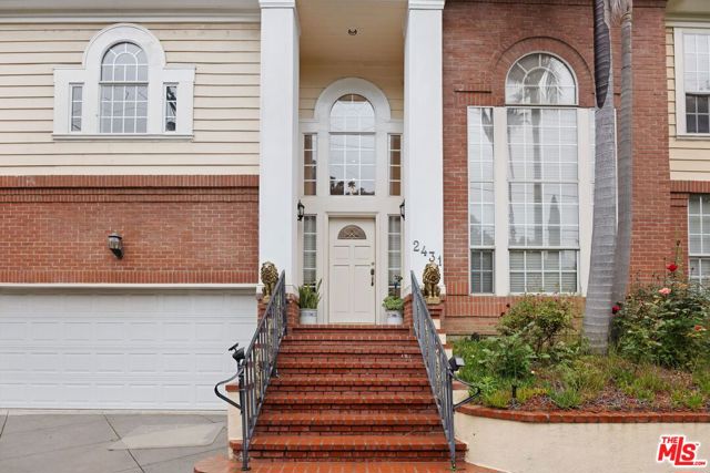 2431 Benedict Canyon Drive, Beverly Hills CA: https://media.crmls.org/mediaz/0b67d3ef-abd9-43ac-816b-12511799ac81.jpg