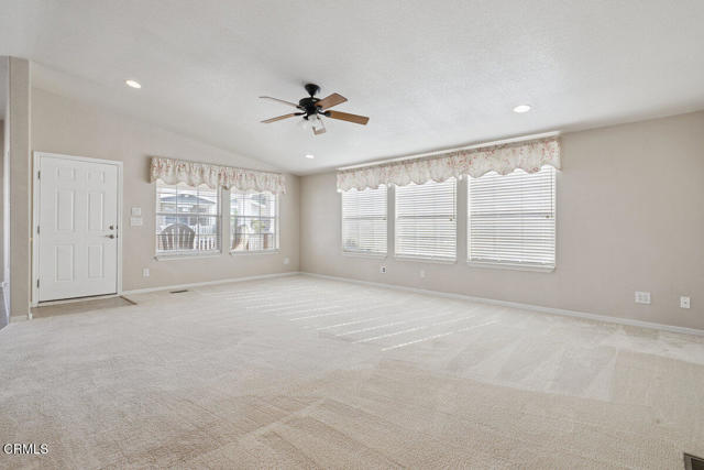 Detail Gallery Image 7 of 45 For 139 Dickens Cir #139,  Ventura,  CA 93003 - 3 Beds | 2 Baths