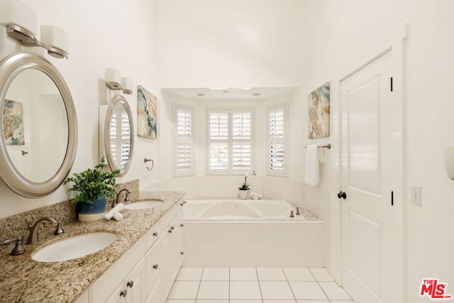 4224 Madison Avenue, Culver City CA: https://media.crmls.org/mediaz/0b69cc02-88ce-4a3c-9b76-358fa4d90fe9.jpg