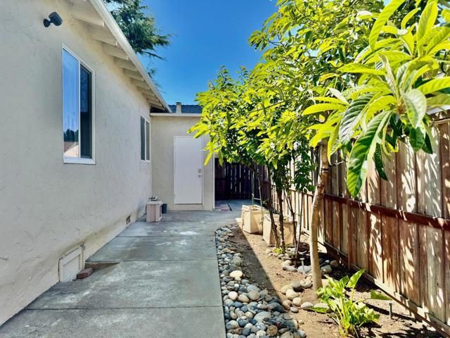 3801 Pacific Boulevard, San Mateo CA: https://media.crmls.org/mediaz/0b6a326a-a19b-4107-8891-95e323c949b4.jpg