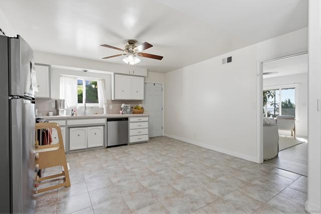 1654 LINWOOD ST, San Diego CA: https://media.crmls.org/mediaz/0b6ba754-40ff-454b-b8e7-0cb8a92bb4c4.jpg