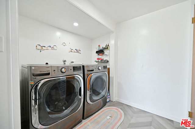 1545 3rd Street, Manhattan Beach CA: https://media.crmls.org/mediaz/0b6ba794-1ee0-4d5b-9459-9788f45e37db.jpg