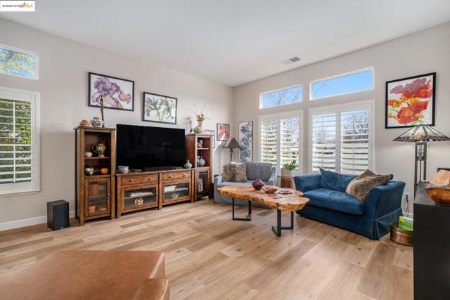 139 Pippin Dr, Brentwood CA: https://media.crmls.org/mediaz/0b6bfbfa-429c-40a0-aec1-12c044ae3e47.jpg