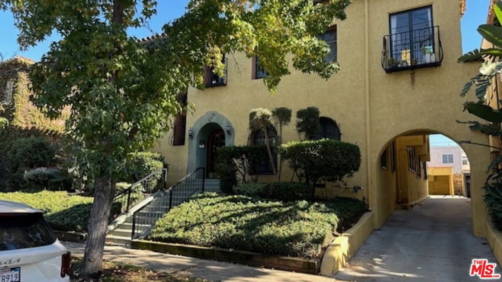 444 N Sycamore Avenue #8