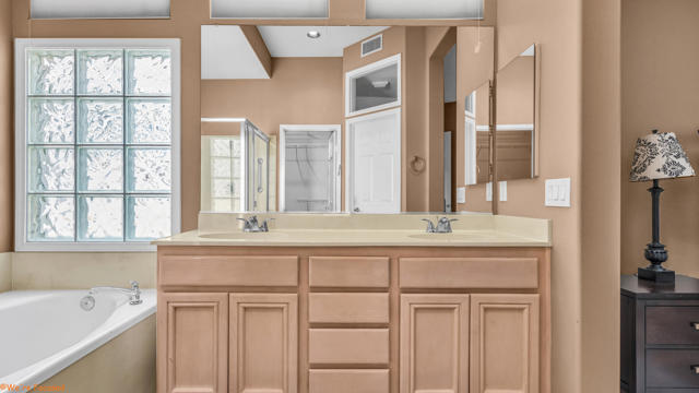 37953 Grand Oaks Avenue, Palm Desert CA: https://media.crmls.org/mediaz/0b6c8875-dbff-47c4-b091-405160e89fc6.jpg