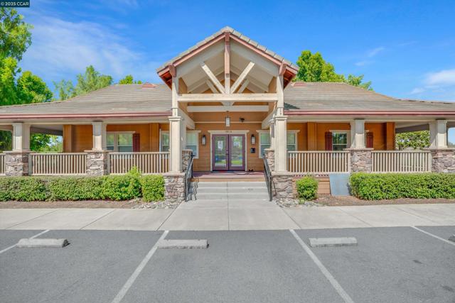 1030 Clear Lake Dr, Oakley CA: https://media.crmls.org/mediaz/0b6cba38-ac17-4326-b155-f88e6ba50f29.jpg