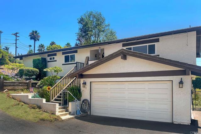 Detail Gallery Image 4 of 7 For 137 Beaumont Dr, Vista,  CA 92084 - 4 Beds | 2/1 Baths