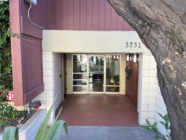 3751 Harrison St, Oakland CA: https://media.crmls.org/mediaz/0b6d431e-2139-4ad0-9464-9f62673f389b.jpg