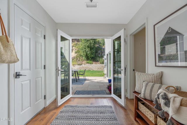 519 Paulette Place, La Canada Flintridge CA: https://media.crmls.org/mediaz/0b6d6b0f-2121-431a-8c49-5aef2b931139.jpg