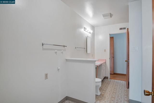 520 Celia St, Hayward CA: https://media.crmls.org/mediaz/0b6d9d01-cbac-4802-b2a8-6eaa934b6766.jpg