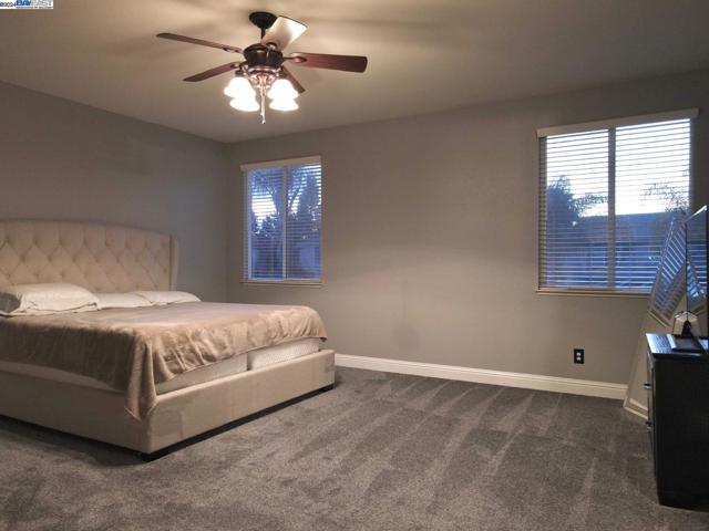 556 Sherborne Court, Galt CA: https://media.crmls.org/mediaz/0b6de1ba-f7a8-4b09-aa47-9ee301e91fae.jpg