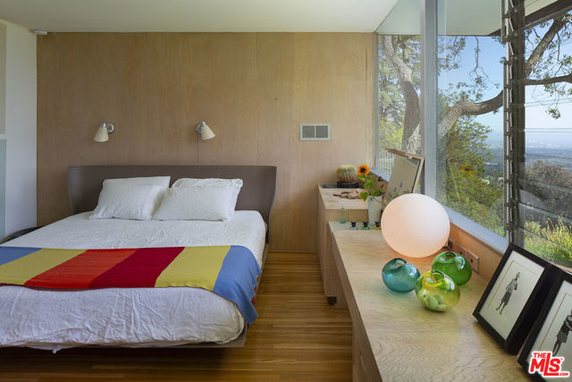 1531 N Tigertail Road, Los Angeles CA: https://media.crmls.org/mediaz/0b6e7881-3faf-458a-8bd2-a596fefea214.jpg