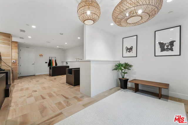 5075 Camino De La Siesta, San Diego CA: https://media.crmls.org/mediaz/0b6ec35a-57a8-4ad9-9acd-32f3d7c9ec17.jpg