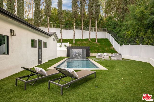 16733 Oak View Drive, Encino CA: https://media.crmls.org/mediaz/0b6fd29b-cd1e-4e21-9f36-d8cac76c62c8.jpg