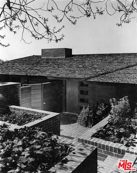 4260 Sea View Lane, Los Angeles CA: https://media.crmls.org/mediaz/0b7109fe-9a4d-4d59-bf96-bf2a811747f0.jpg