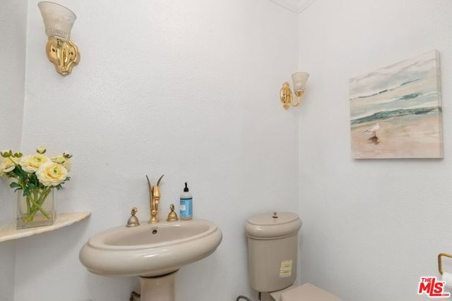 465 N Kilkea Drive, Los Angeles CA: https://media.crmls.org/mediaz/0b7231be-a4f7-412c-a73f-4c39fe9d2729.jpg