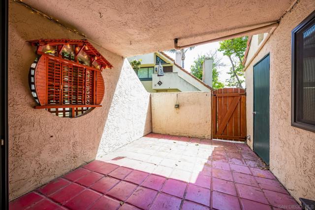 345 N Melrose Dr, Vista CA: https://media.crmls.org/mediaz/0b733781-e17e-49b4-bbe8-338ac4cb80fe.jpg