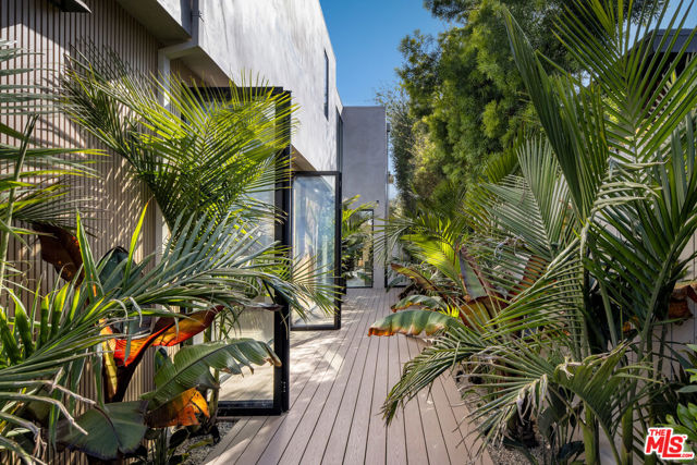 2457 Glyndon Avenue, Venice CA: https://media.crmls.org/mediaz/0b74246e-2fb6-45e6-b7cb-89dbe80027ad.jpg