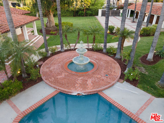 18625 Wells Drive, Tarzana CA: https://media.crmls.org/mediaz/0b747315-8bdc-4edc-8e37-66e365e72864.jpg