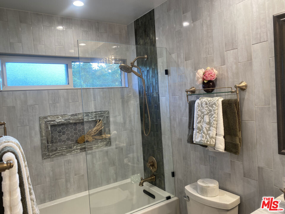 https://media.crmls.org/mediaz/0b75f192-b100-4066-bf5b-900982e939f8.jpg?preset=X-Large