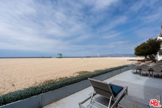 3806 Ocean Front Walk, Marina del Rey CA: https://media.crmls.org/mediaz/0b7687ab-10e6-4a28-8901-0396a147d20a.jpg
