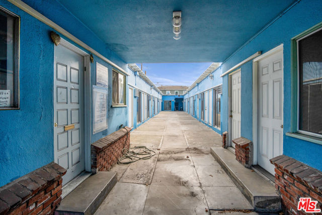 2338 Ocean Park Boulevard, Santa Monica CA: https://media.crmls.org/mediaz/0b76cd03-5ca0-4646-8fd2-1e2358ac647a.jpg