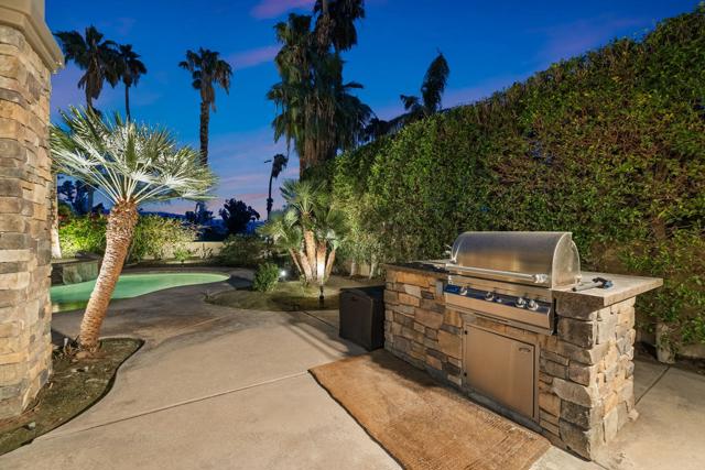 352 Crest Lake Drive, Palm Desert CA: https://media.crmls.org/mediaz/0b7827ec-5892-4648-b413-ef1dc5b1c7d4.jpg