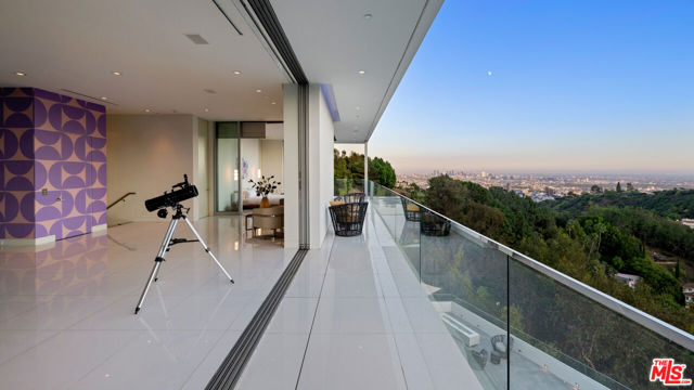 7080 W MULHOLLAND Drive, Los Angeles CA: https://media.crmls.org/mediaz/0b7829de-1f19-4c9a-8965-3c1482721808.jpg
