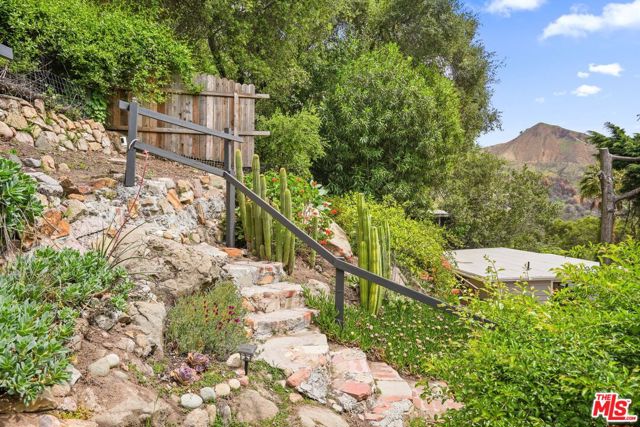 19817 Montau Drive, Topanga CA: https://media.crmls.org/mediaz/0b783dc3-f1ce-404c-b4db-b33549611f60.jpg